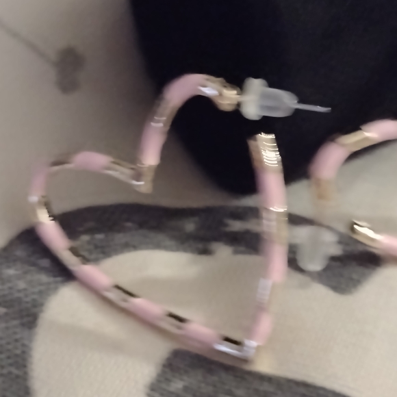 1" open hoop heart design in gold/pink hues - Picture 3 of 4